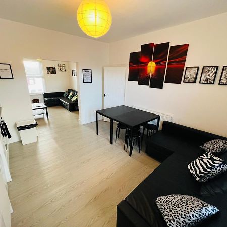 Safari Apartment, Free Parking, 10Min Walk To Blackpool Tower, Sleeps 12 Luaran gambar