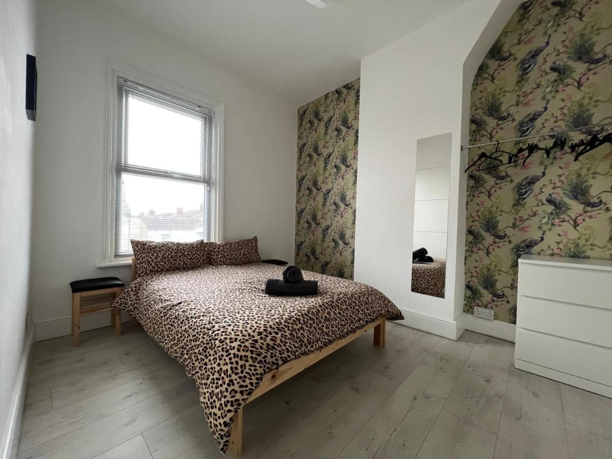 Safari Apartment, Free Parking, 10Min Walk To Blackpool Tower, Sleeps 12 Luaran gambar