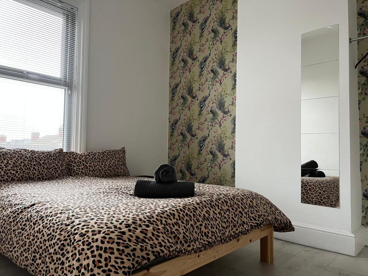 Safari Apartment, Free Parking, 10Min Walk To Blackpool Tower, Sleeps 12 Luaran gambar