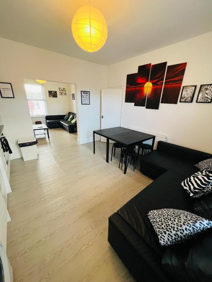 Safari Apartment, Free Parking, 10Min Walk To Blackpool Tower, Sleeps 12 Luaran gambar