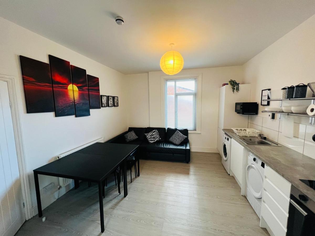 Safari Apartment, Free Parking, 10Min Walk To Blackpool Tower, Sleeps 12 Luaran gambar